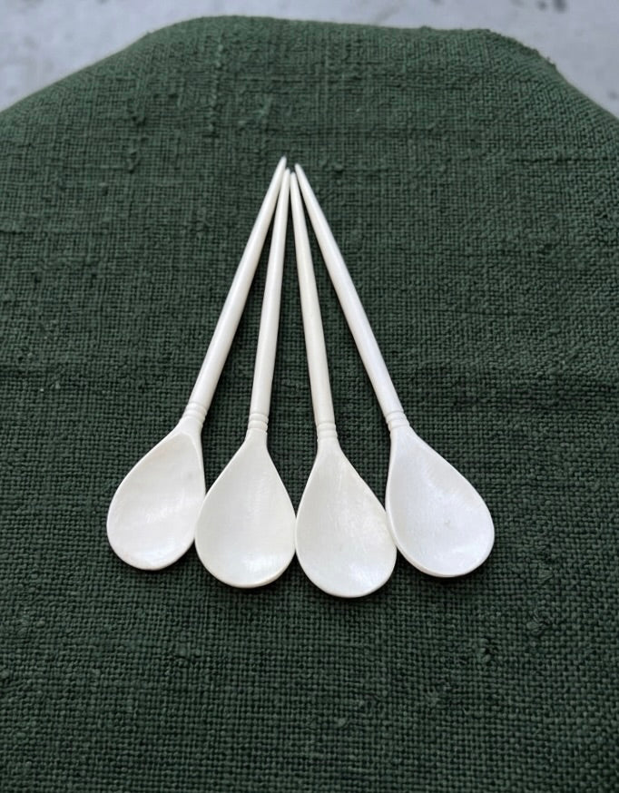 Knochenlöffel in generischer Form der Römerzeit und des Frühmittelalters, polierter Knochen, 16 x 3 cm.