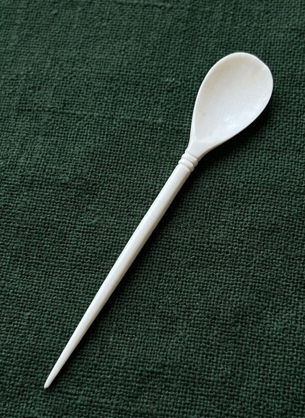 Knochenlöffel in generischer Form der Römerzeit und des Frühmittelalters, polierter Knochen, 16 x 3 cm.