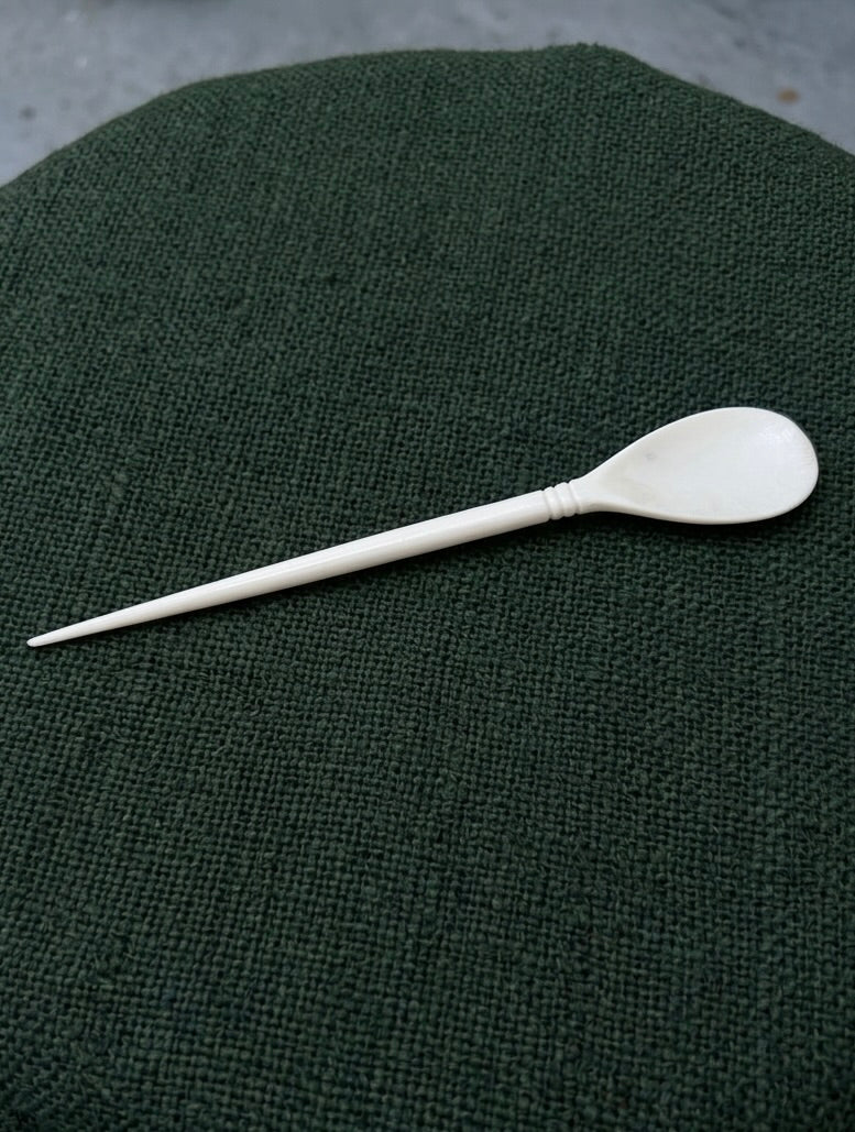 Knochenlöffel in generischer Form der Römerzeit und des Frühmittelalters, polierter Knochen, 16 x 3 cm.