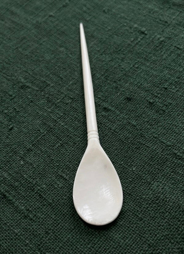 Knochenlöffel in generischer Form der Römerzeit und des Frühmittelalters, polierter Knochen, 16 x 3 cm.