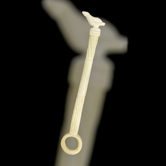 Römischer Fingerkunkel aus Knoche mit Taubenmotiv (Kaiserzeit, ca. 18cm)