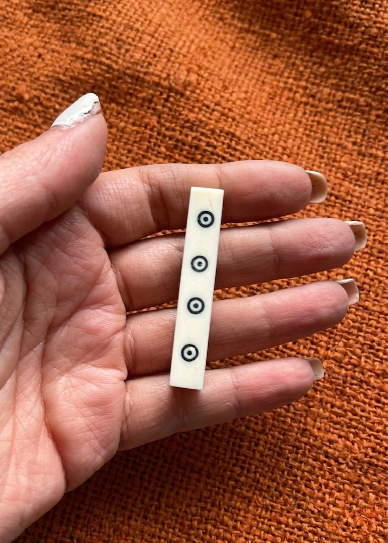 Beinwürfel nach zahlreichen Funden der Römerzeit, polierter Knochen mit Einlage aus Ebenholzstaub, ca. 5 x 1 cm