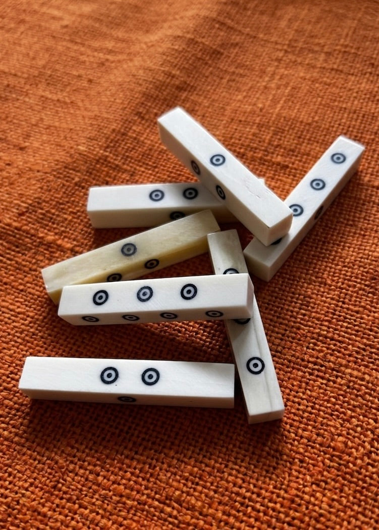 Beinwürfel nach zahlreichen Funden der Römerzeit, polierter Knochen mit Einlage aus Ebenholzstaub, ca. 5 x 1 cm