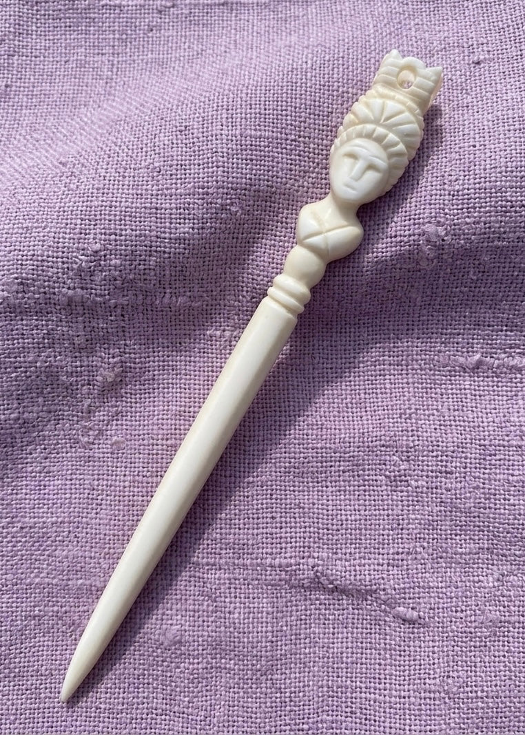 Römische Haarnadel mit Büste der Cybele aus Knochen (2. Jahrhundert, handgeschnitzt)