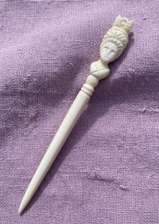 Römische Haarnadel mit Büste der Cybele aus Knochen (2. Jahrhundert, handgeschnitzt)