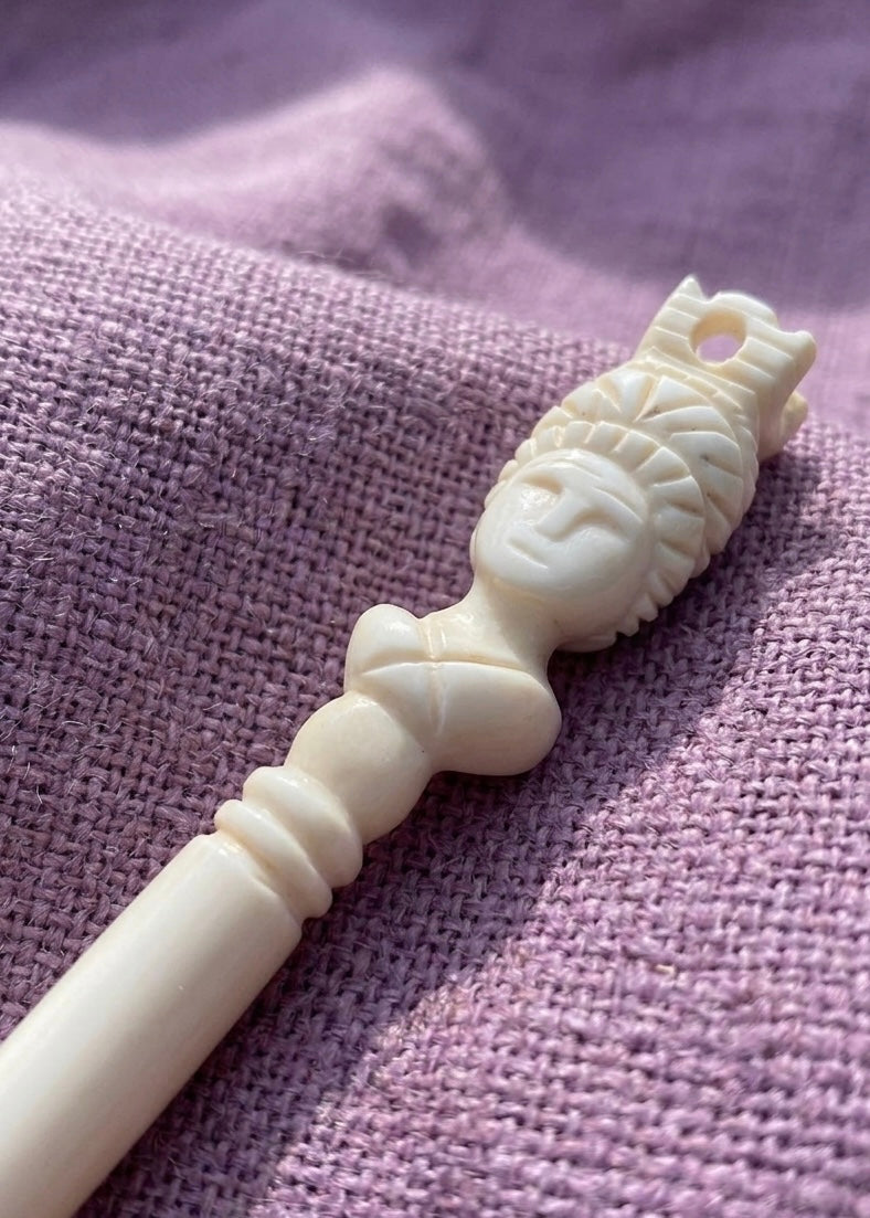 Römische Haarnadel mit Büste der Cybele aus Knochen (2. Jahrhundert, handgeschnitzt)