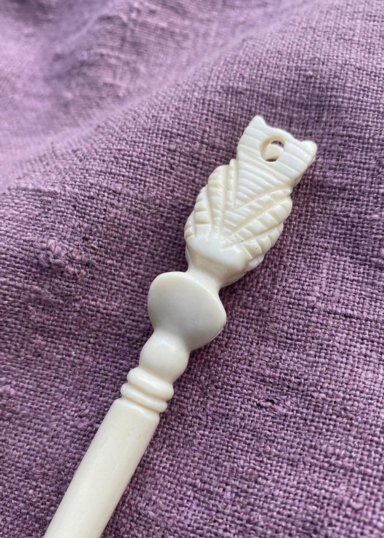 Römische Haarnadel mit Büste der Cybele aus Knochen (2. Jahrhundert, handgeschnitzt)