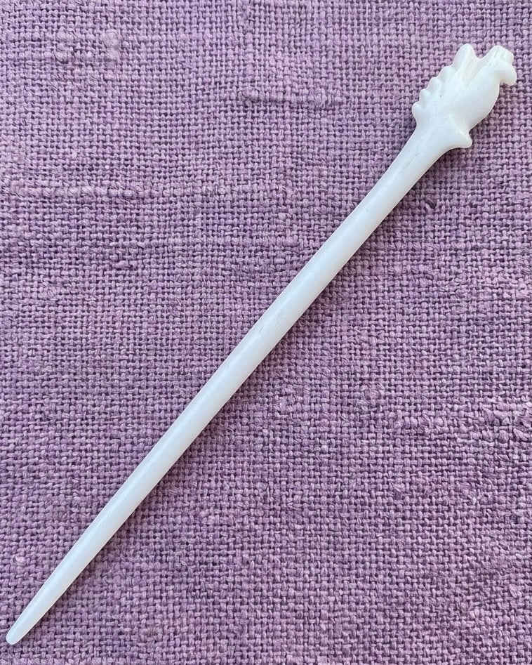 Römische Haarnadel mit Hahn aus Knochen - 1.-3. Jahrhundert, Augst (Schweiz), ca. 14 cm