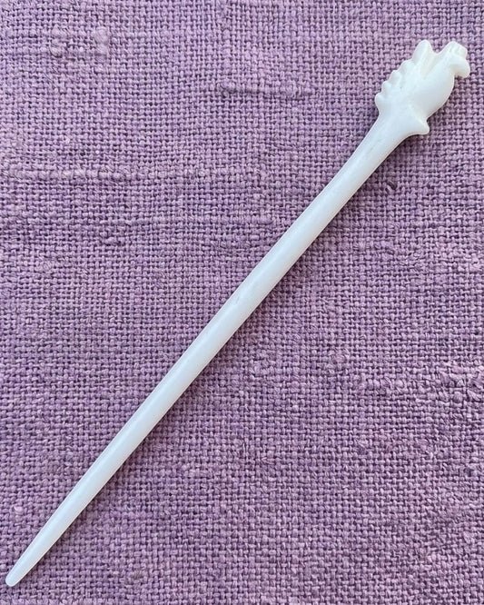 Römische Haarnadel mit Hahn aus Knochen - 1.-3. Jahrhundert, Augst (Schweiz), ca. 14 cm