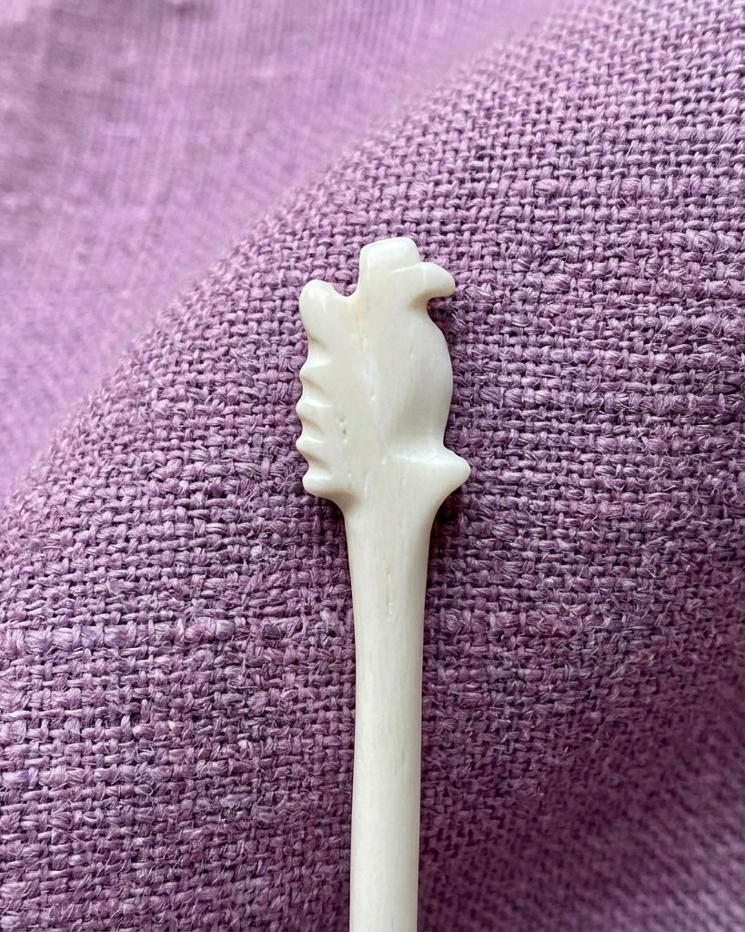 Römische Haarnadel mit Hahn aus Knochen - 1.-3. Jahrhundert, Augst (Schweiz), ca. 14 cm