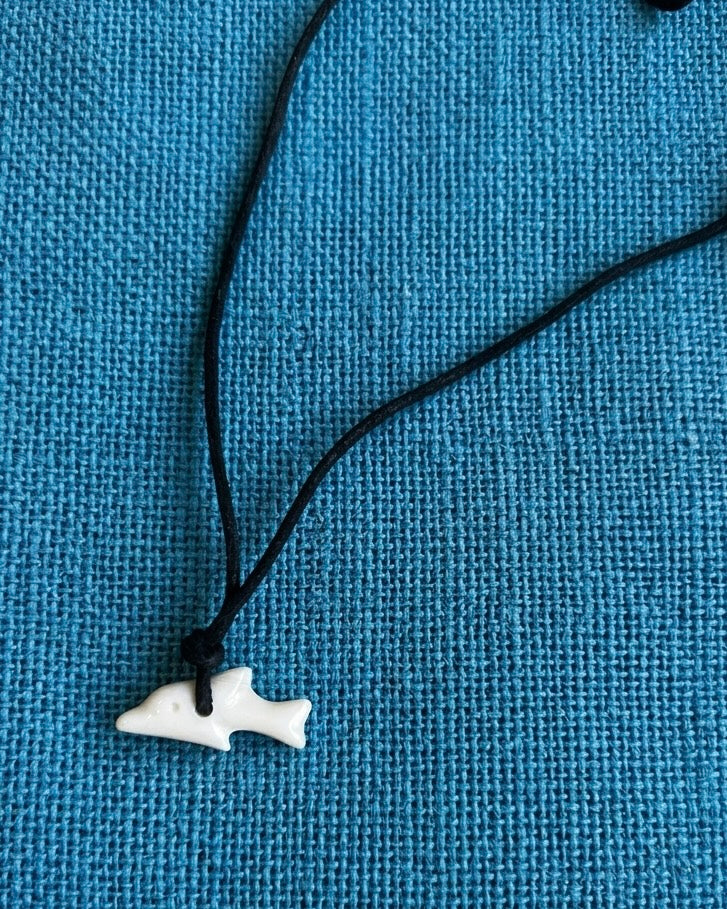 Roman fish-shaped pendant, 1st century, polished bone, after a find from Naples, approx. 3 cm