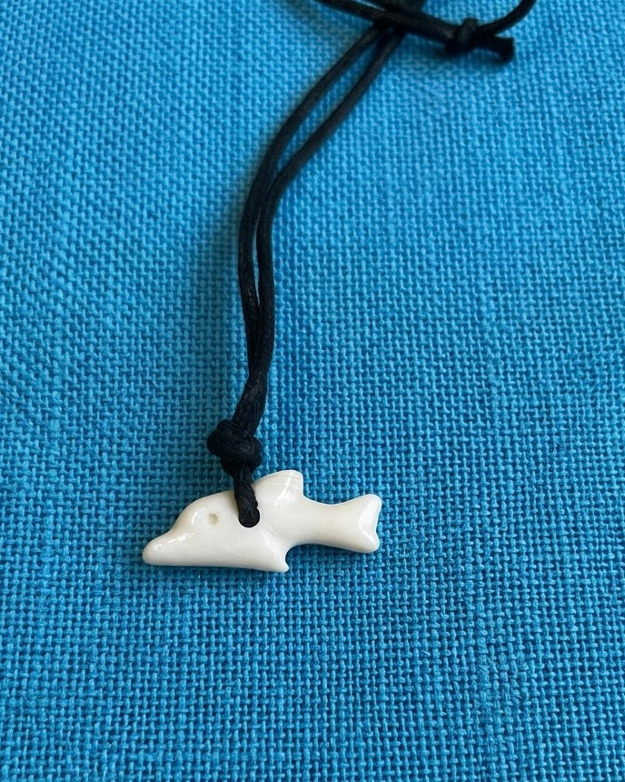 Roman fish-shaped pendant, 1st century, polished bone, after a find from Naples, approx. 3 cm