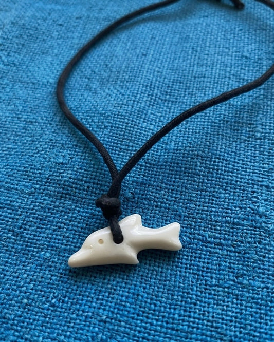 Roman fish-shaped pendant, 1st century, polished bone, after a find from Naples, approx. 3 cm