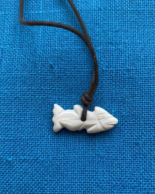 Roman fish-shaped pendant, 1st century, polished bone, after a find from Naples, approx. 3 cm