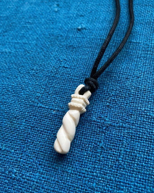 Roman pendant in the shape of Hercules' club, 1st century, polished bone, after a find from Naples, approx. 3 cm
