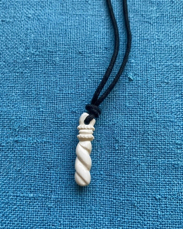 Roman pendant in the shape of Hercules' club, 1st century, polished bone, after a find from Naples, approx. 3 cm