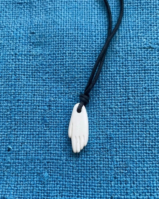 Roman hand-shaped pendant, 1st century, polished bone, after a find from Naples, approx. 3 cm