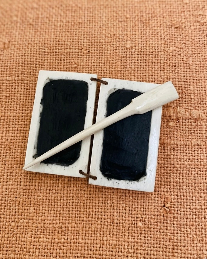Römische Miniatur-Wachstafel mit Schreibgriffel aus Knochen