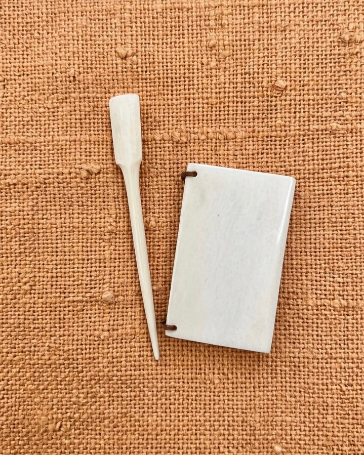 Römische Miniatur-Wachstafel mit Schreibgriffel aus Knochen