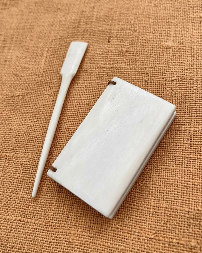 Römische Miniatur-Wachstafel mit Schreibgriffel aus Knochen