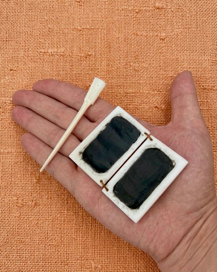Römische Miniatur-Wachstafel mit Schreibgriffel aus Knochen