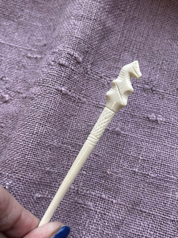 Römische Haarnadel mit Pferdekopf (2.–3. Jh.)