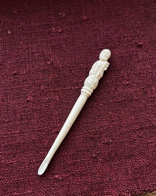 Gotischer Ohrlöffel mit Darstellung des Hl. Petrus - historische Replik aus Knochen