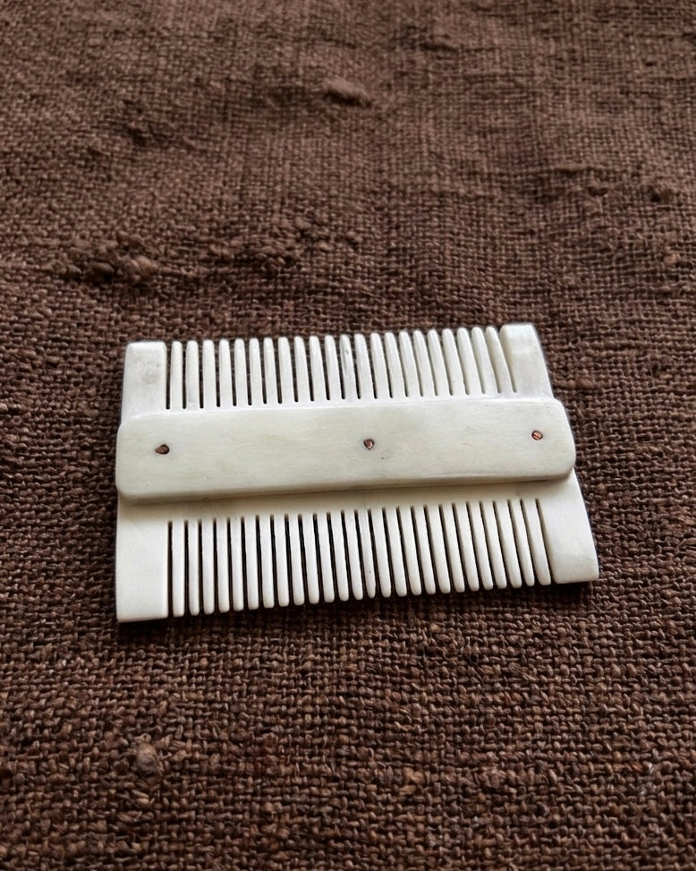 Dreilagenkamm aus Knochen mit Messingnieten