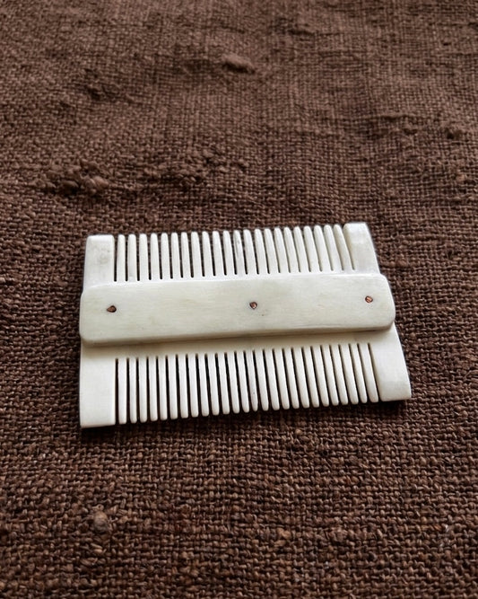 Dreilagenkamm aus Knochen mit Messingnieten