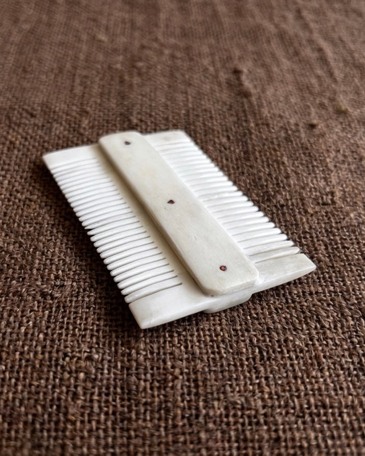 Dreilagenkamm aus Knochen mit Messingnieten
