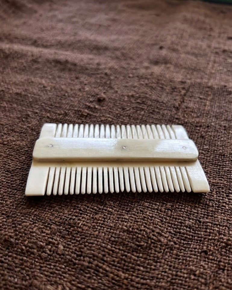Dreilagenkamm aus Knochen mit Messingnieten