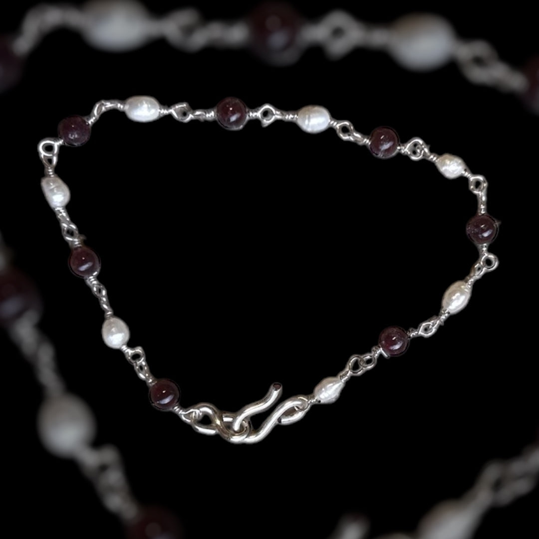 römisches Armband, 1. bis 4. Jahrhundert, Süßwasserperlen und Granat, versilberter Draht Draht , 19cm