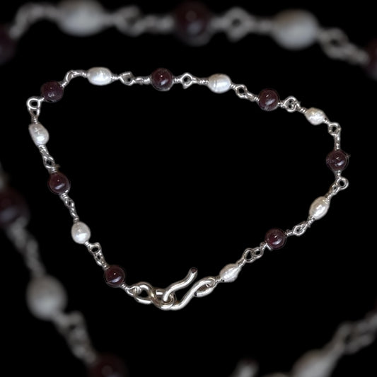 römisches Armband, 1. bis 4. Jahrhundert, Süßwasserperlen und Granat, versilberter Draht Draht , 19cm