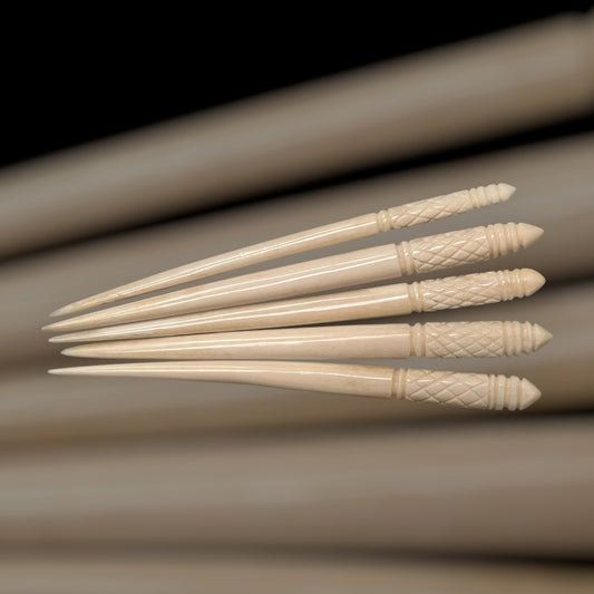 Römische verzierte Haarnadel , 2. Jahrhundert, nach einem Fund aus Xanten, polierter Knochen, ca. 13,5 cm