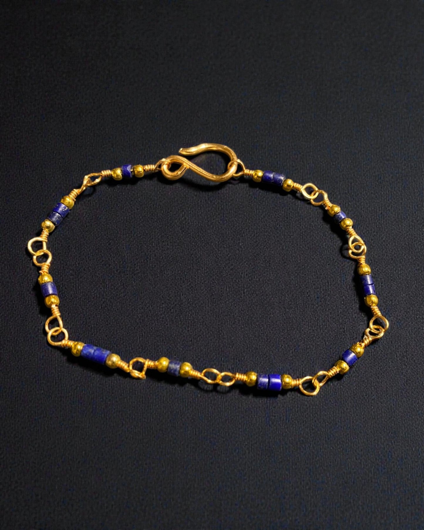 Römisches Armband mit Lapislazuli und vergoldeten Perlen