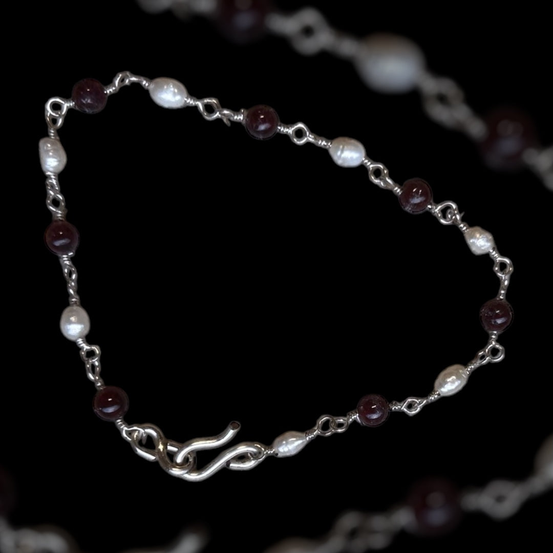 römisches Armband, 1. bis 4. Jahrhundert, Süßwasserperlen und Granat, versilberter Draht Draht , 19cm