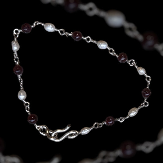 römisches Armband, 1. bis 4. Jahrhundert, Süßwasserperlen und Granat, versilberter Draht Draht , 19cm