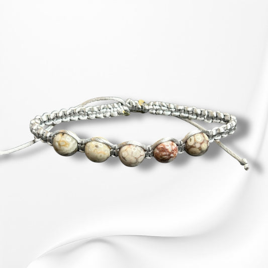 Verstellbares Armband aus Nylon mit hochwertigen Edelsteinen und Glasperlen