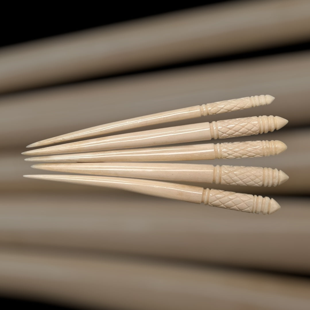 Römische verzierte Haarnadel , 2. Jahrhundert, nach einem Fund aus Xanten, polierter Knochen, ca. 13,5 cm