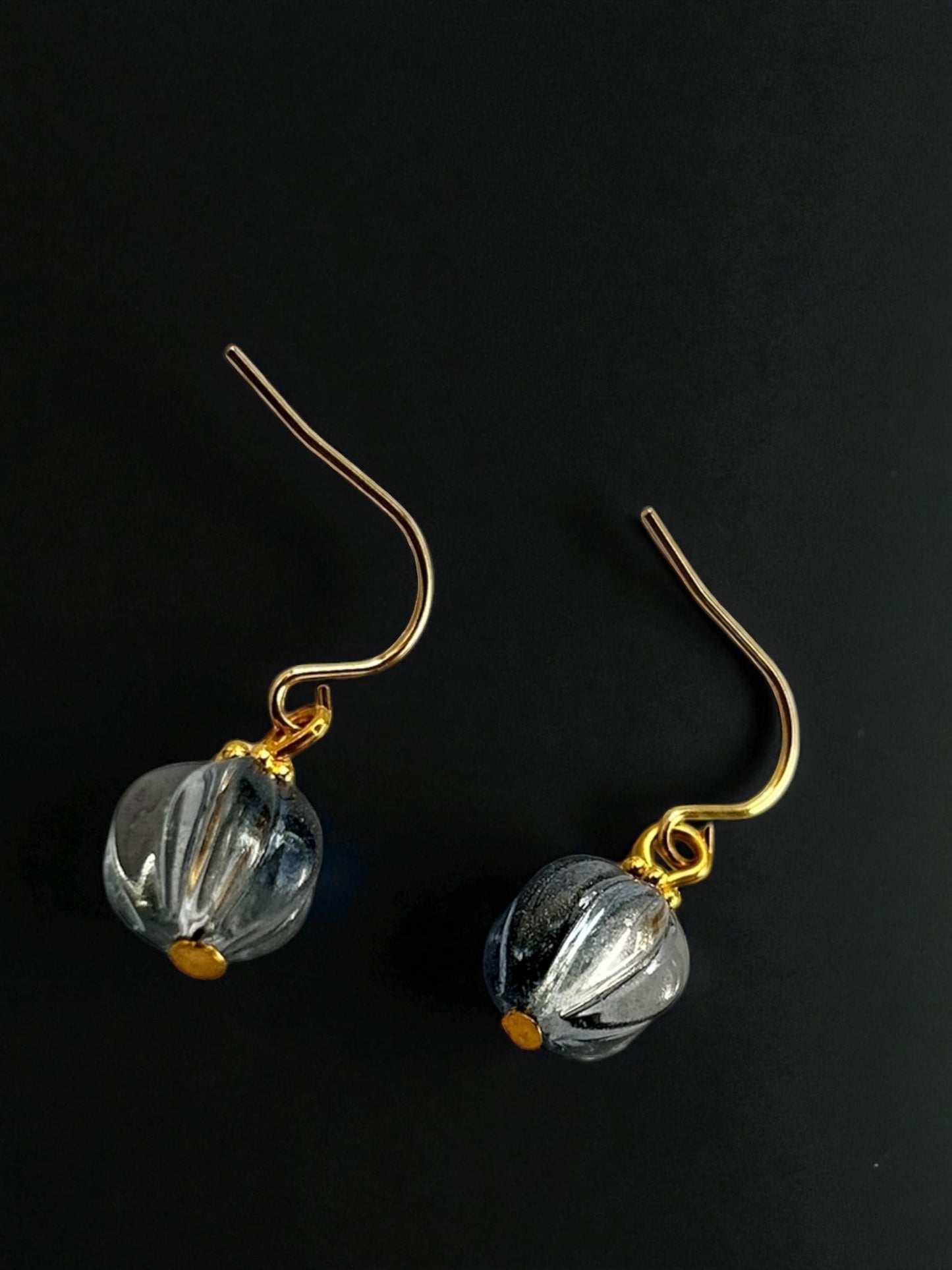 Graue Melonenperlen-Ohrhänger, eisenzeitlich - römisch, vergoldetes Messing, Glas , vergoldeter antiallergener Edelstahl (Haken), (Kopie) (Kopie) (Kopie) (Kopie) (Kopie)