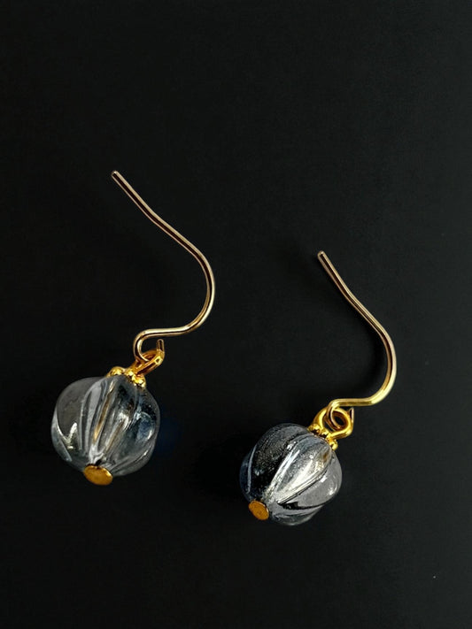 Graue Melonenperlen-Ohrhänger, eisenzeitlich - römisch, vergoldetes Messing, Glas , vergoldeter antiallergener Edelstahl (Haken), (Kopie) (Kopie) (Kopie) (Kopie) (Kopie)