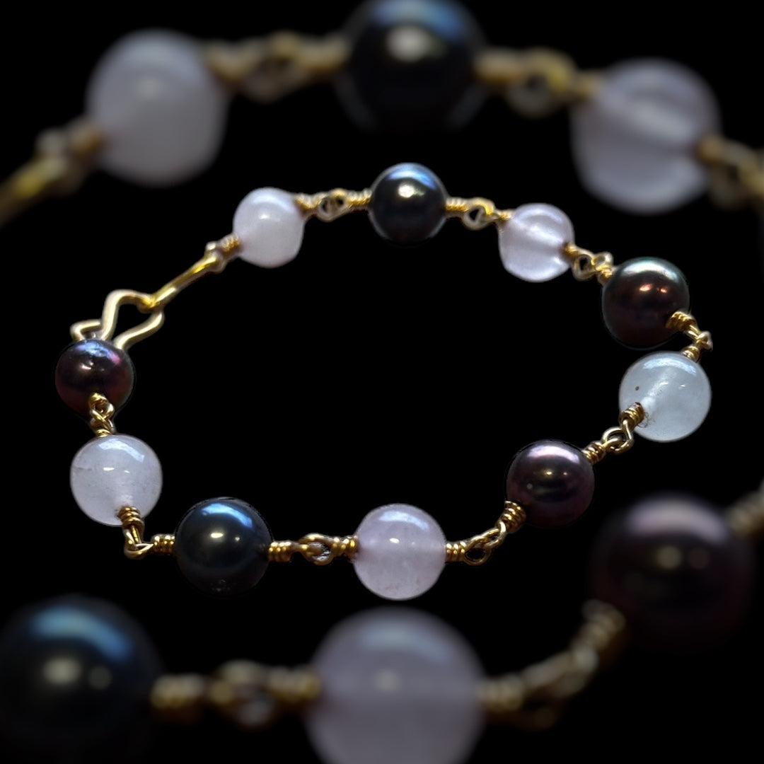 römisches Armband, 1. bis 4. Jahrhundert, Süßwasserperlen und Rosenquarz, vergoldeter Draht , 19cm