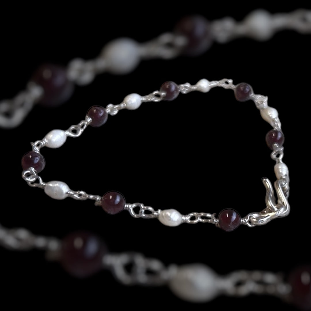 römisches Armband, 1. bis 4. Jahrhundert, Süßwasserperlen und Granat, versilberter Draht Draht , 19cm