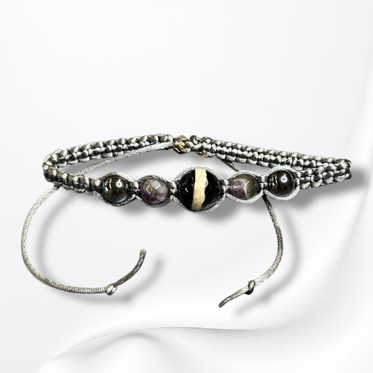 Verstellbares Armband aus Nylon mit hochwertigen Edelsteinen und Glasperlen