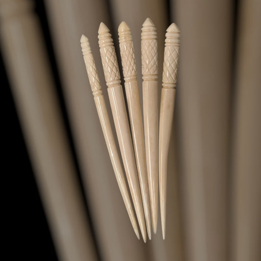 Römische verzierte Haarnadel , 2. Jahrhundert, nach einem Fund aus Xanten, polierter Knochen, ca. 13,5 cm