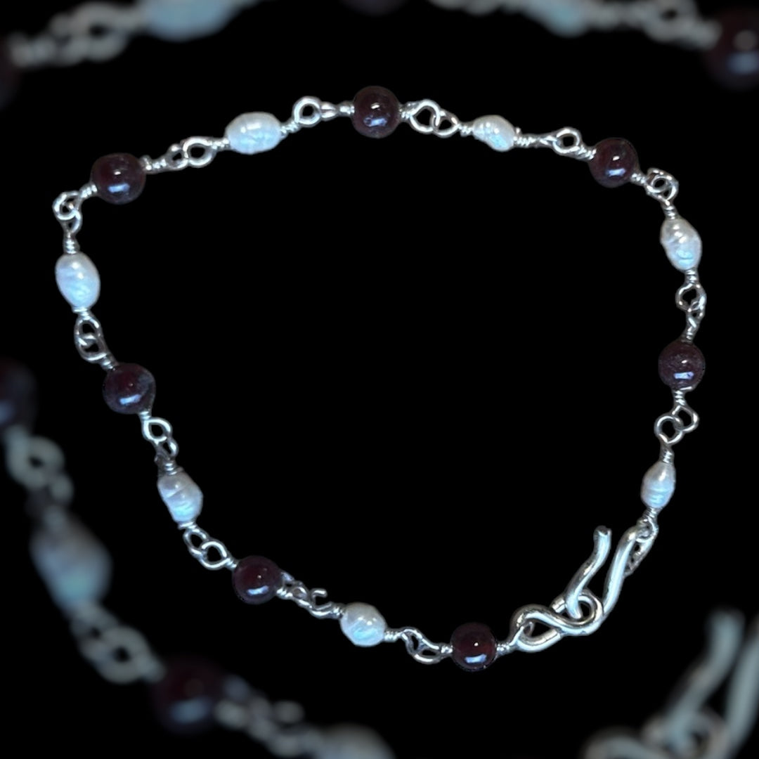 römisches Armband, 1. bis 4. Jahrhundert, Süßwasserperlen und Granat, versilberter Draht Draht , 19cm