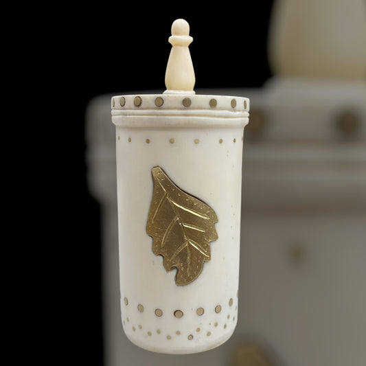 Römische Pyxis aus Knochen mit Blattverzierung - antike Dose (1. Jahrhundert, Italien, ca. 7 cm)