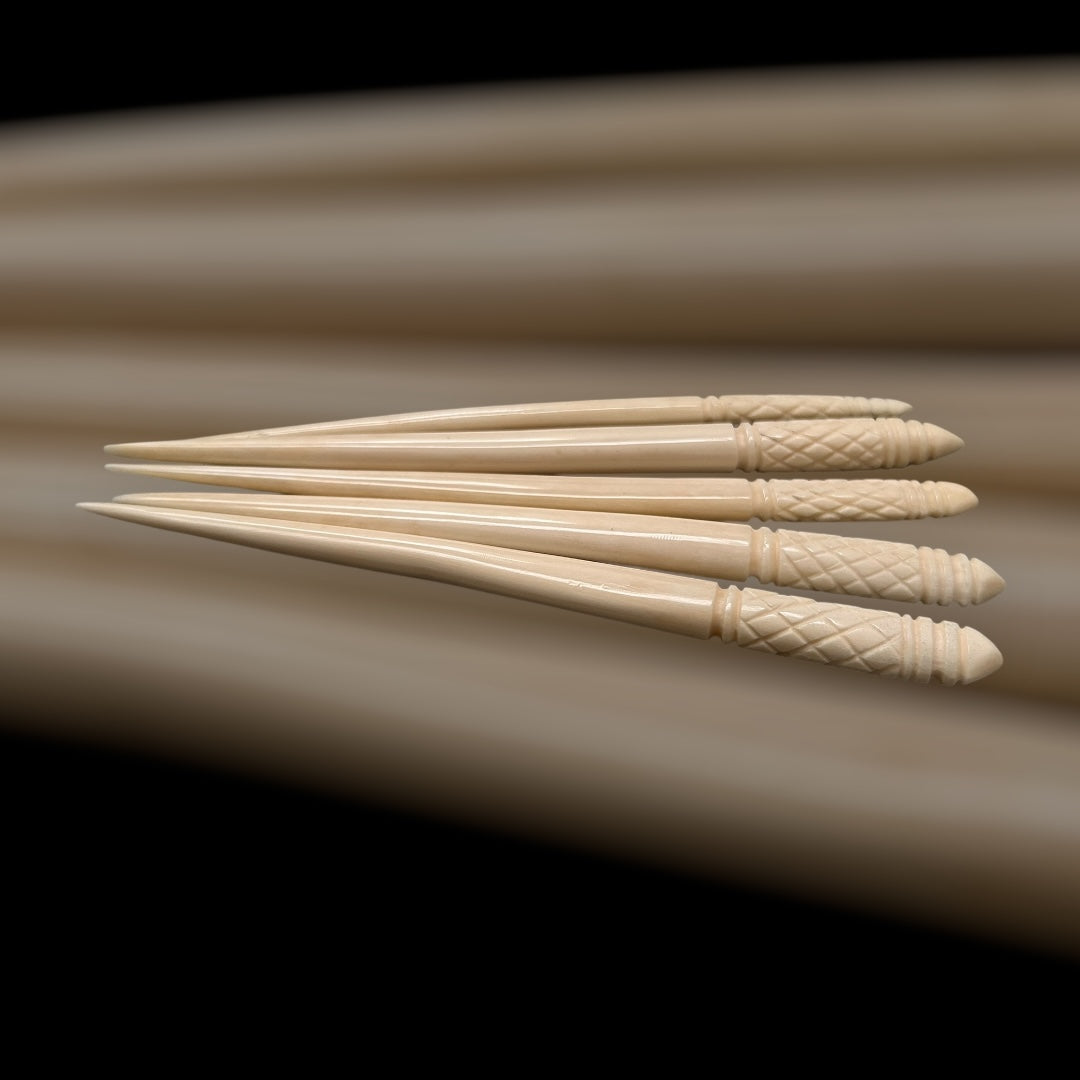 Römische verzierte Haarnadel , 2. Jahrhundert, nach einem Fund aus Xanten, polierter Knochen, ca. 13,5 cm