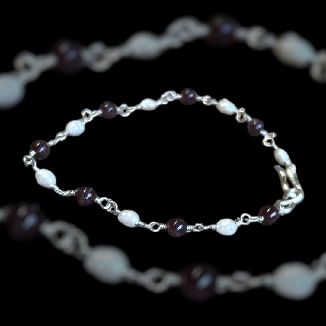 römisches Armband, 1. bis 4. Jahrhundert, Süßwasserperlen und Granat, versilberter Draht Draht , 19cm