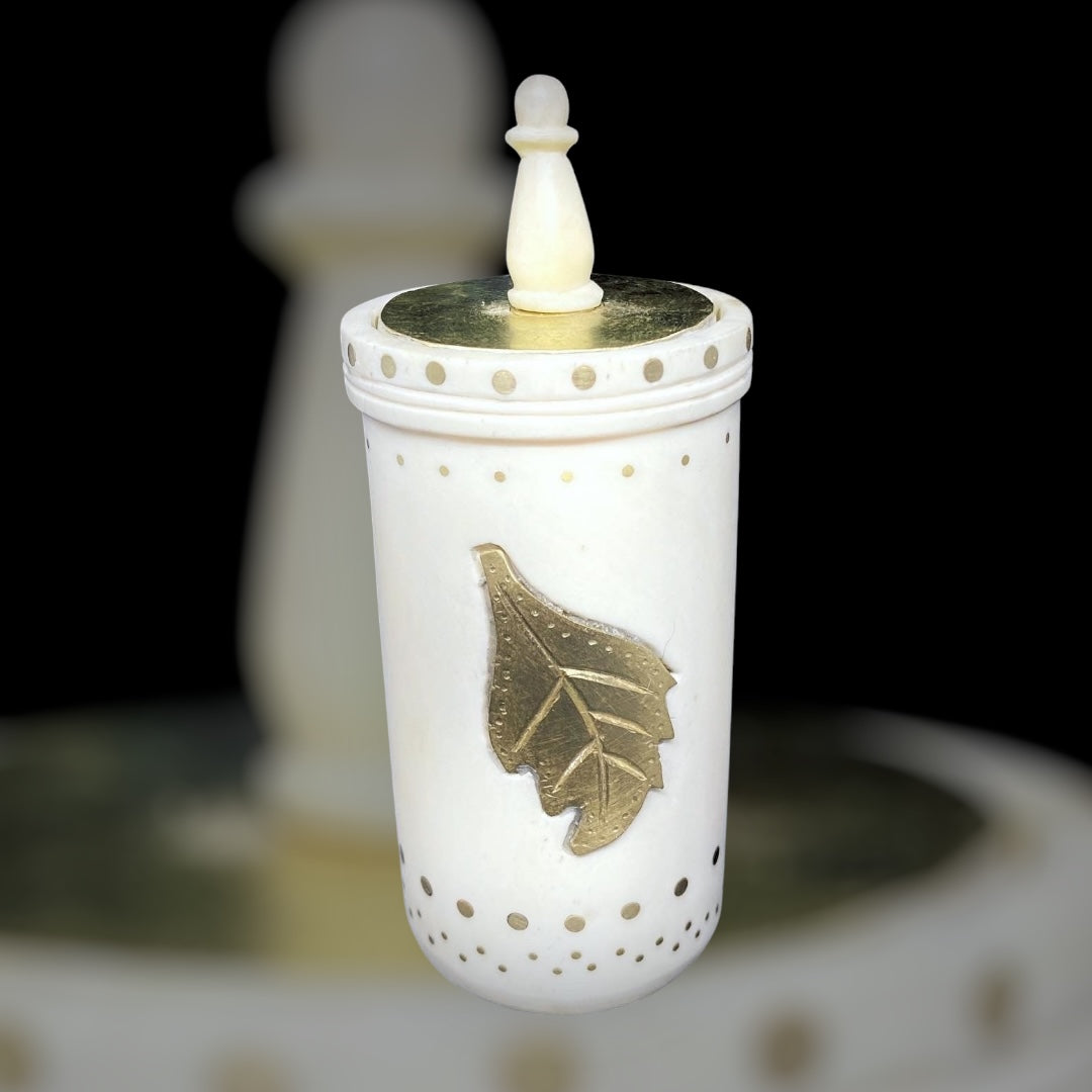 Römische Pyxis aus Knochen mit Blattverzierung - antike Dose (1. Jahrhundert, Italien, ca. 7 cm)